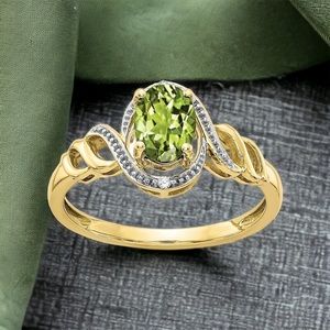 10k Yellow Gold  Peridot August Birthstone and Diamond Ladies Ring (Size 7)